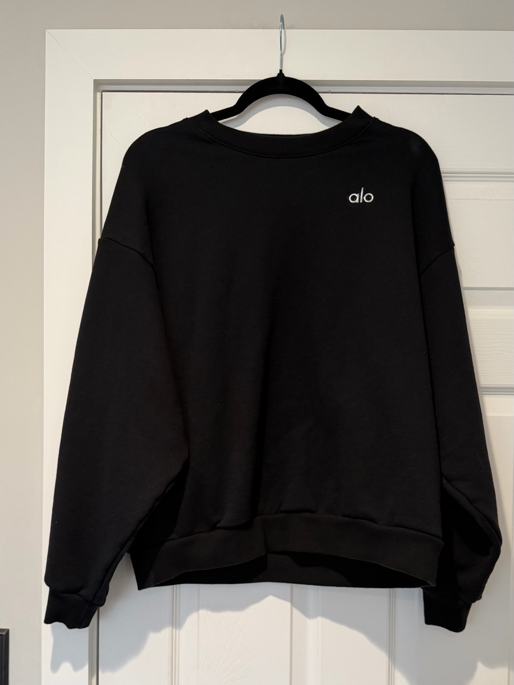 Auth. ✅ ALO Yoga Accolade Pullover Crewneck in “Black” Size Medium 🖤